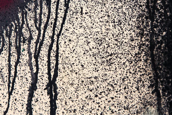 Parede de concreto bege com gotas de tinta preta, fundo abstrato — Fotografia de Stock