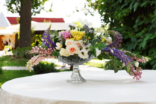 Beautiful flower bouquet outdoors. Wedding floristic decoration at white table — Stock Photo, Image