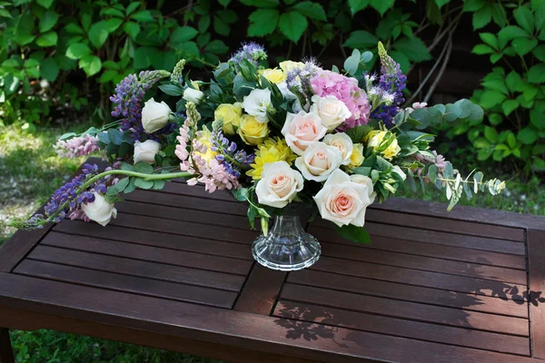 Bellissimo mazzo di fiori all'aperto. Matrimonio decorazione floristica a tavola di legno — Foto Stock