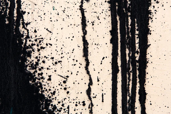 Béžové betonovou zeď s černou barvou kape, abstraktní pozadí — Stock fotografie