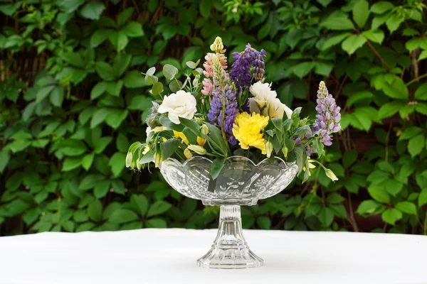 Beau bouquet de fleurs en plein air. Mariage décoration florale à la table blanche — Photo