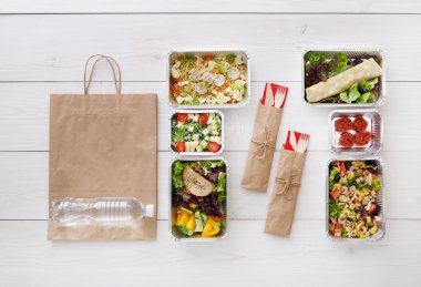 Sağlıklı gıda götürün kutularında, ahşap, üstten görünüm