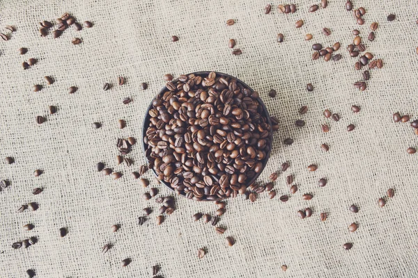 Burlap texture with coffee beans heart shape — Stock Photo, Image