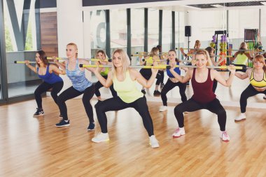 Grup genç kadını fitness sınıfı