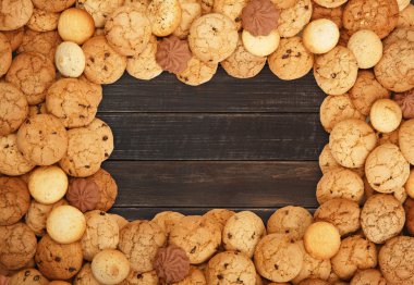 Kurabiye ve bisküvi, kahverengi ahşap kopya alanı ile