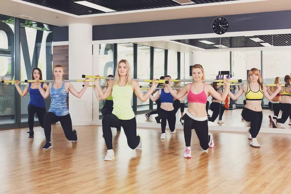 Groep van jonge vrouwen in de fitness-klasse — Stockfoto