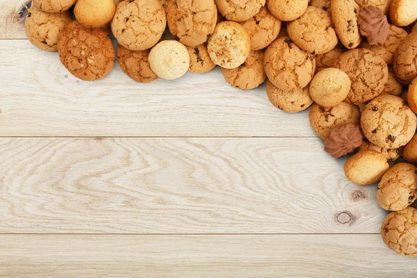 Biscoitos e biscoitos em madeira natural com espaço de cópia — Fotografia de Stock