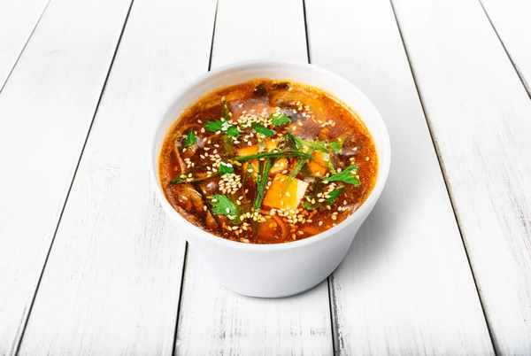 热的食物交付-孤立的味噌汤 — 图库照片