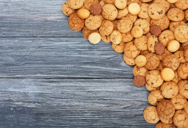 Kurabiye ve bisküvi, mavi ahşap kopya alanı ile