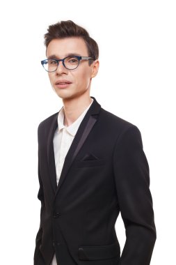 Genç adam beyaz izole gözlük portre