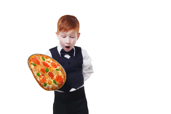 Petit serveur maladroit gouttes plateau servant pizza — Photo