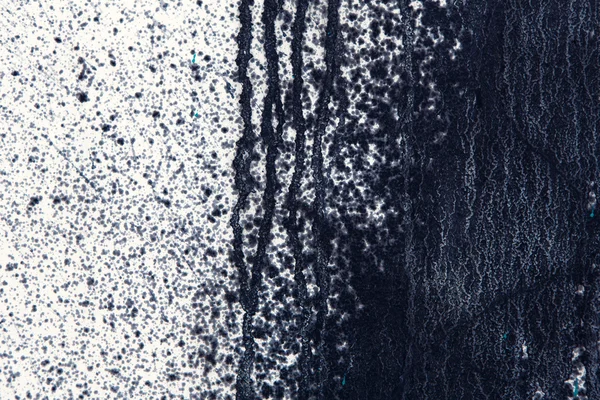 Λευκό τοίχο με μαύρη μπογιά σταλαγματιές, αφηρημένα φόντο — Φωτογραφία Αρχείου