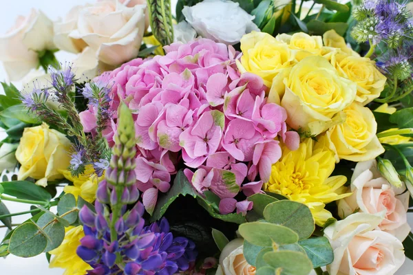 Piękny kwiat bukiet tła. Ślubne dekoracje florystyczne zbliżenie — Zdjęcie stockowe
