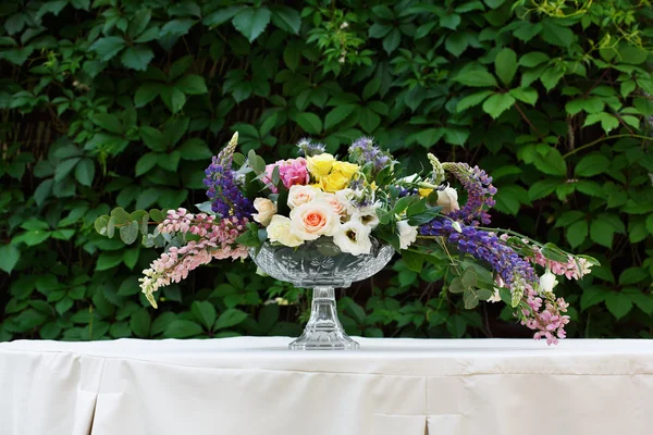 Mooie bloemboeket buitenshuis. Bruiloft floristic decoratie aan witte tafel — Stockfoto