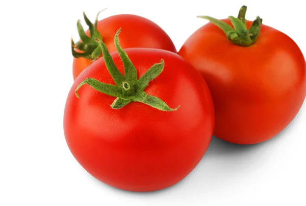 Drei reife frische rote Tomaten auf weißem Hintergrund — Stockfoto