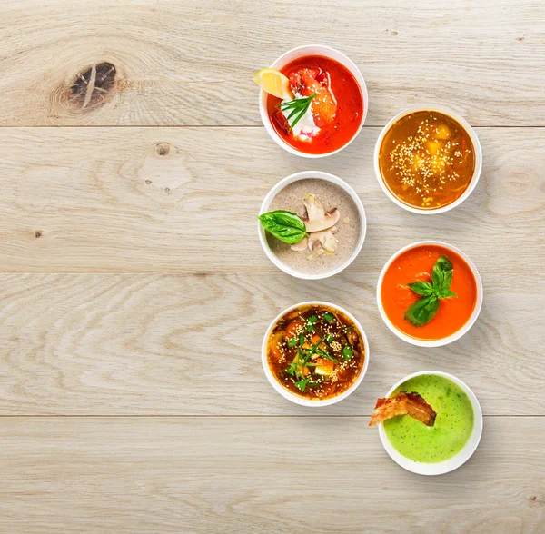 Sechs Suppen auf Holz, Draufsicht mit Kopierraum — Stockfoto