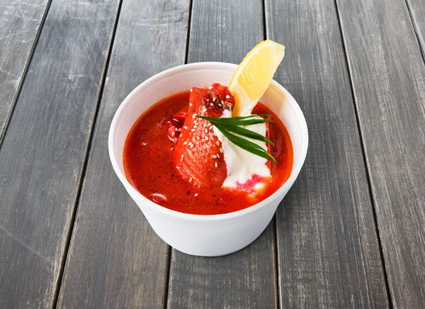 Cibo da asporto, zuppa russa borsch su legno grigio — Foto Stock