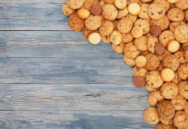 Kurabiye ve bisküvi, mavi ahşap kopya alanı ile