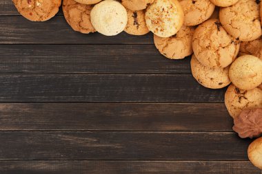Kurabiye ve bisküvi, kahverengi ahşap kopya alanı ile