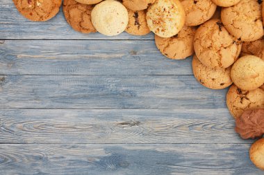 Kurabiye ve bisküvi, mavi ahşap kopya alanı ile