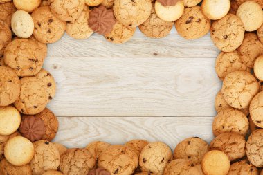 Kurabiye ve bisküvi kopya alanı ile doğal kahverengi ahşap