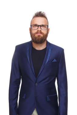 Genç adam portre beyaz izole sakallı