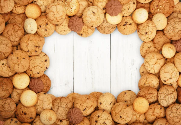 Biscoitos e biscoitos em madeira branca com espaço de cópia — Fotografia de Stock