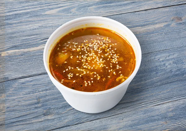 Sopa de peixe vermelho asiático com sésamo closeup em madeira azul — Fotografia de Stock