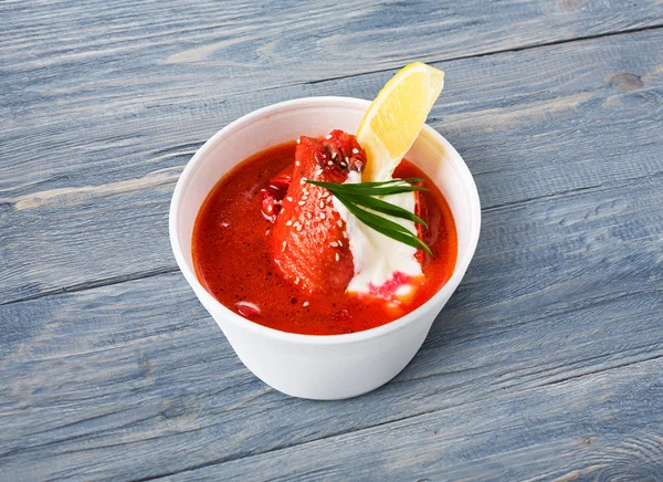 Cibo da asporto, zuppa russa borsch su legno blu — Foto Stock