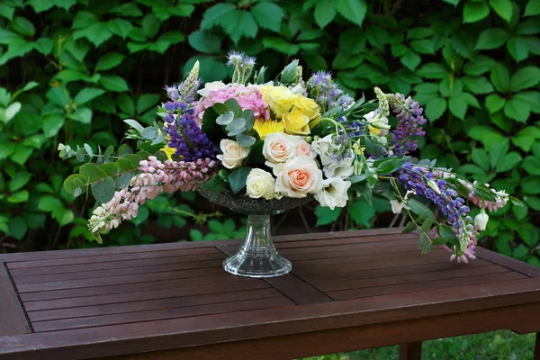 Hermoso ramo de flores al aire libre. Boda decoración florística en mesa de madera — Foto de Stock