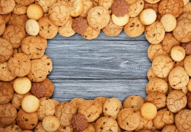 Kurabiye ve bisküvi, mavi ahşap kopya alanı ile