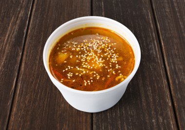 Asya kırmızı balık çorbası susam closeup, mavi ahşap ile