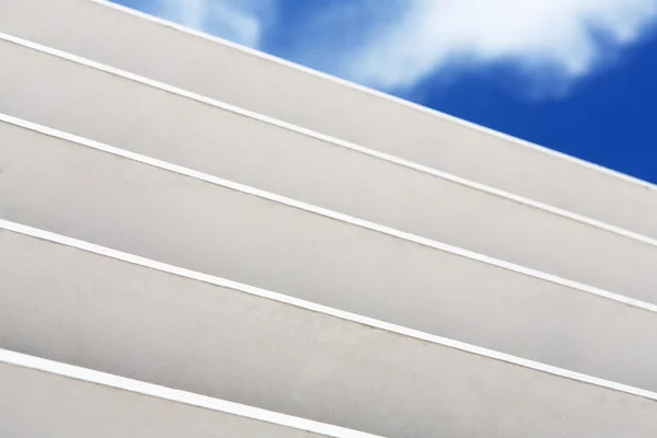 Білий дерев'яний фрагмент вікна Луїзи з небом, видимим зовні — стокове фото