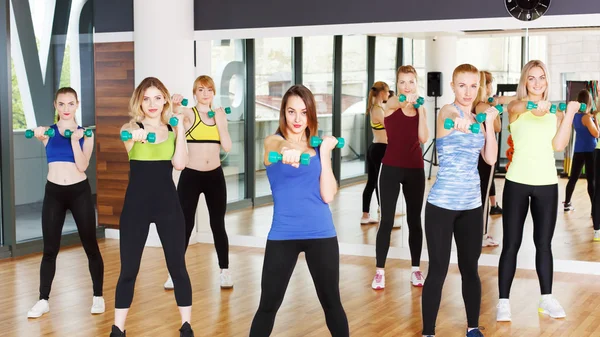 Gruppe junger Frauen in der Fitnessklasse — Stockfoto