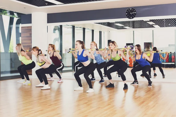 Grupo de mujeres jóvenes en la clase de fitness —  Fotos de Stock