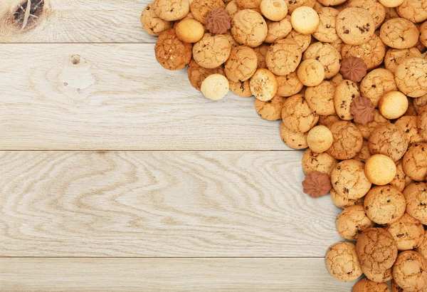 Biscoitos e biscoitos em madeira natural com espaço de cópia — Fotografia de Stock