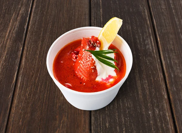 Comida leva, borsch de sopa russo em madeira marrom — Fotografia de Stock