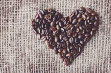 Çuval bezi doku kahve çekirdekleri kalp şeklinde