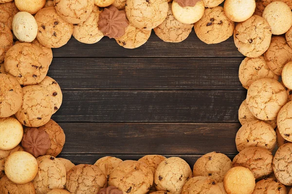 饼干和饼干在棕色木材与副本空间 — 图库照片