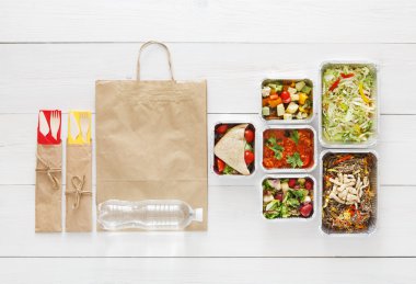 Sağlıklı gıda götürün kutularında, ahşap, üstten görünüm