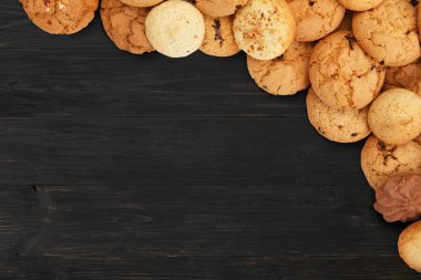 Kurabiye ve bisküvi, siyah ahşap kopya alanı ile