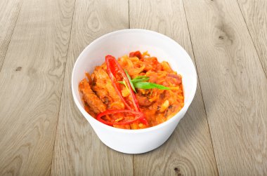 Chili con carne, ahşap beyaz plastik plaka