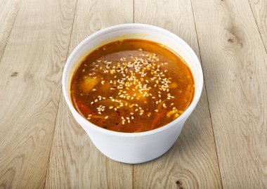 Ahşap, susam closeup ile Asya kırmızı balık çorbası