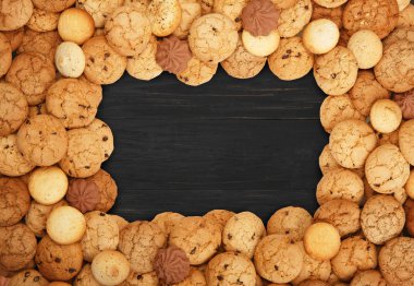 Kurabiye ve bisküvi, siyah ahşap kopya alanı ile