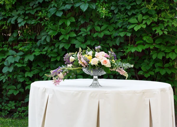 Schöner Blumenstrauß im Freien. Hochzeit floristische Dekoration am weißen Tisch — Stockfoto