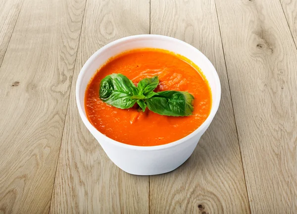 Доставка гарячої їжі - томатний суп на дровах — стокове фото