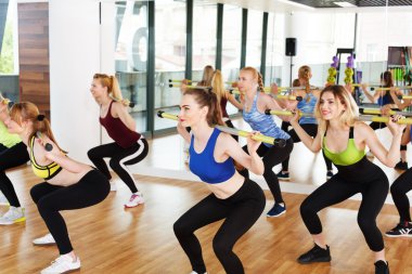 Grup genç kadını fitness sınıfı