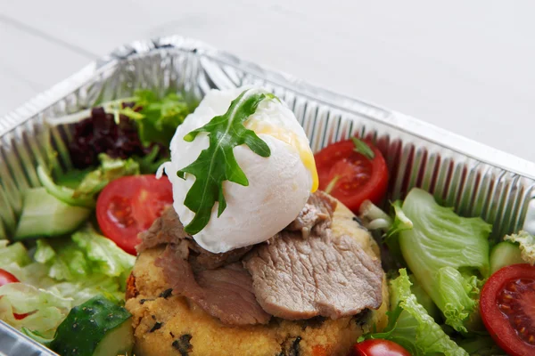 Restaurante entrega de alimentos closeup, ovo escalfado com carne — Fotografia de Stock