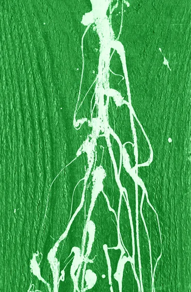 Parede de madeira verde com gotas de tinta branca, gotas e manchas — Fotografia de Stock