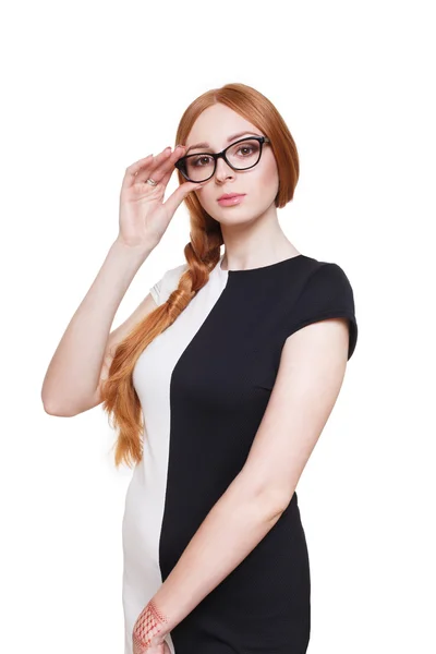 Руда жінка з довгим волоссям в окулярах — стокове фото